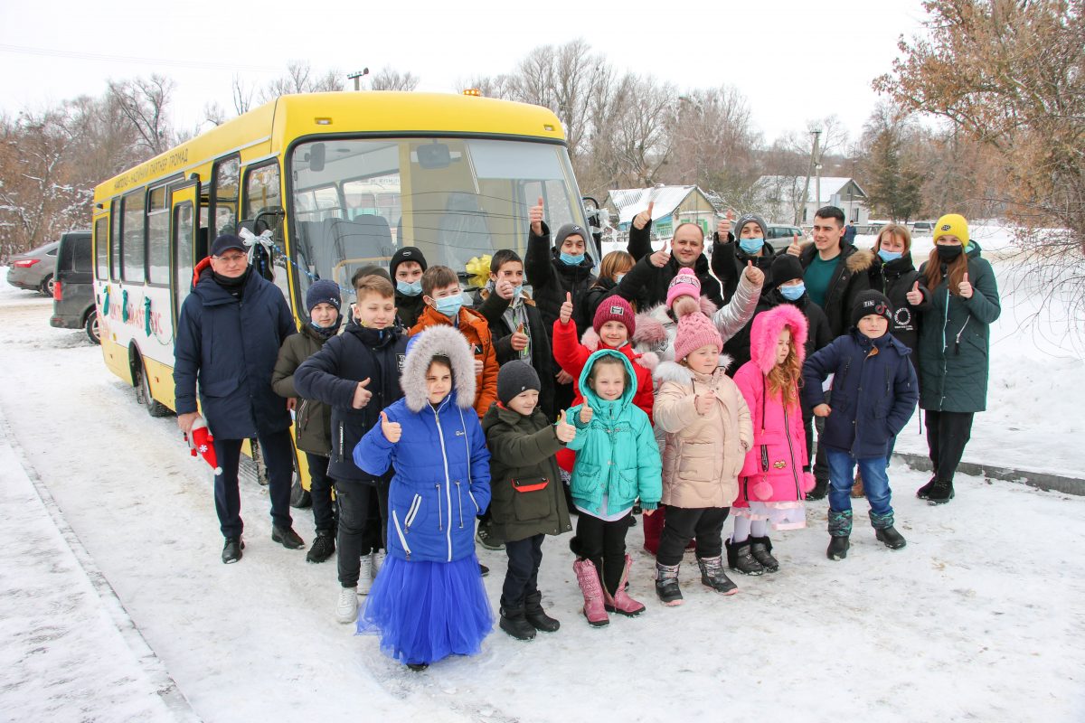 Шкільний автобус від ТОВ «Надра Юзівська» для дітей з Вірнопілля